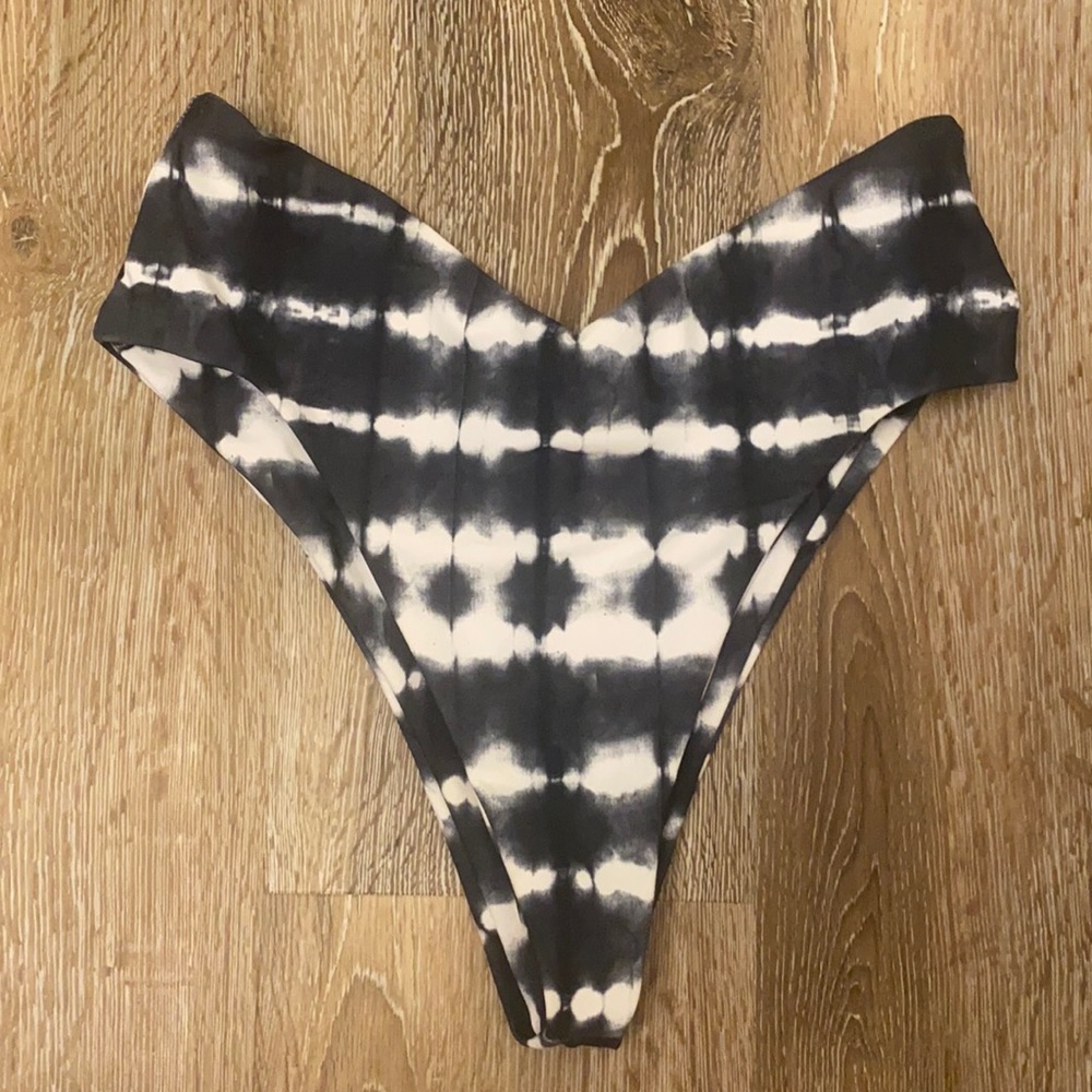 Skatie bikini bottoms.